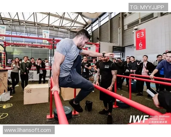 拳王真人美女展现力量与魅力的完美结合引领健身新风潮 拳王真人美女展现力量与魅力的完美结合引领健身新风潮